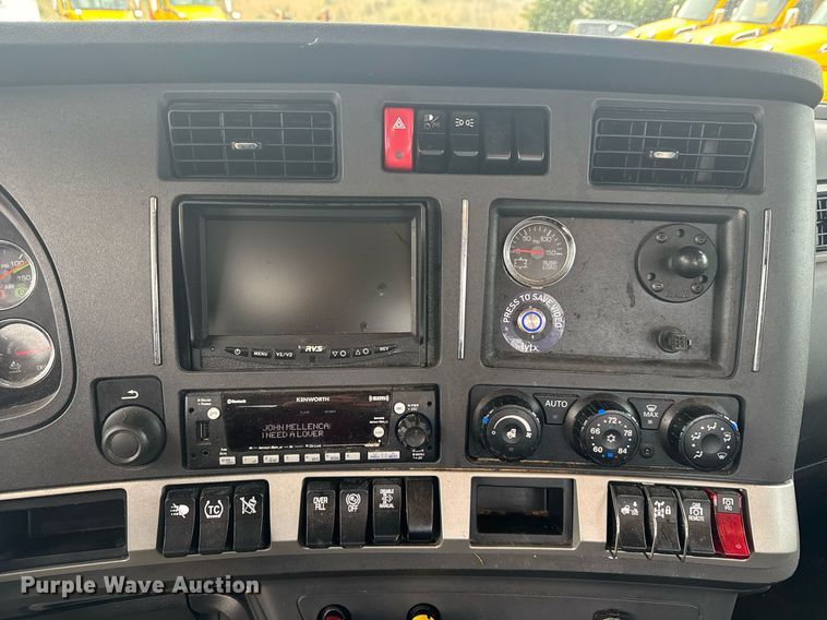 image for item EC3553 2022 Kenworth T680 semi truck