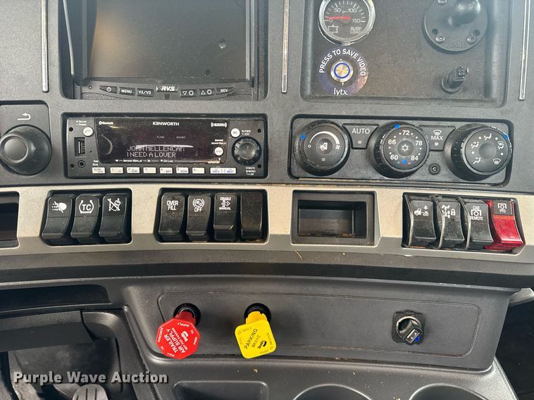 image for item EC3553 2022 Kenworth T680 semi truck