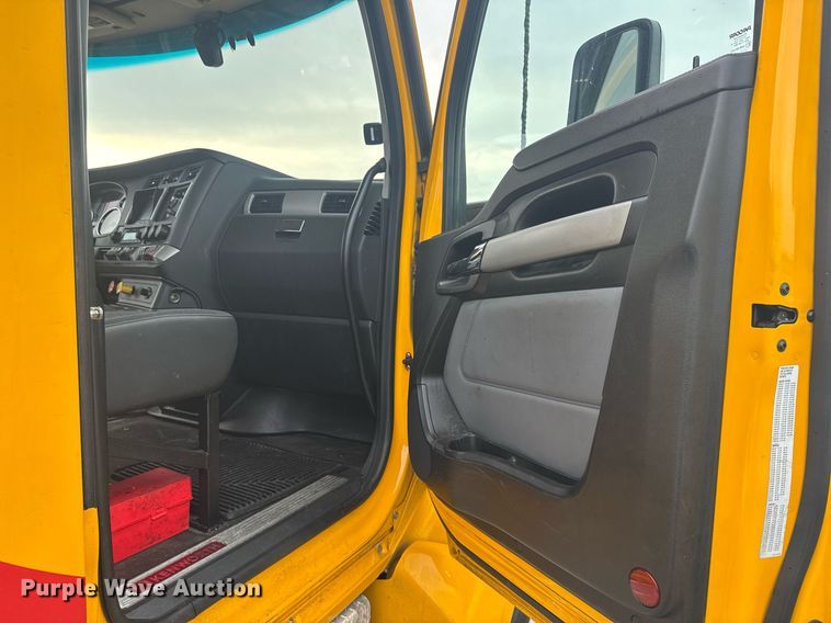 image for item EC3553 2022 Kenworth T680 semi truck