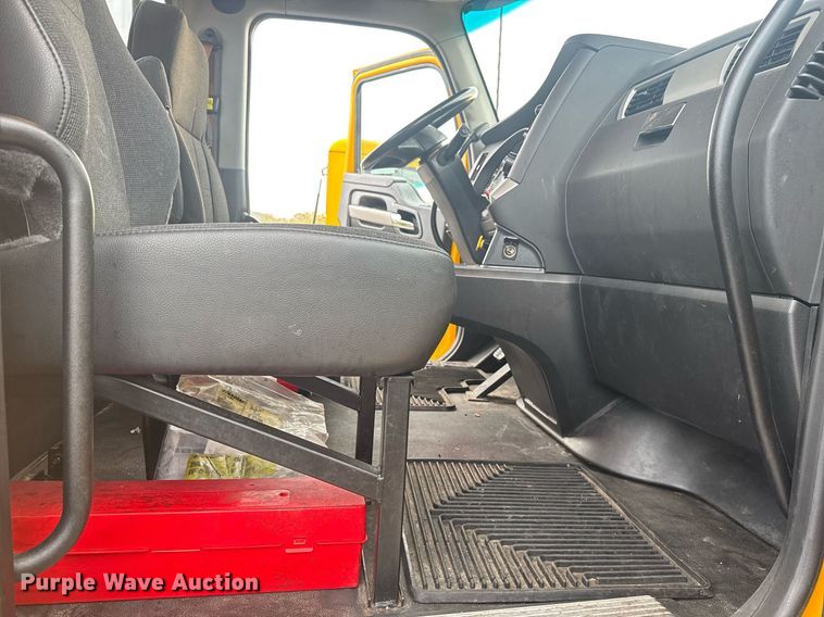 image for item EC3553 2022 Kenworth T680 semi truck