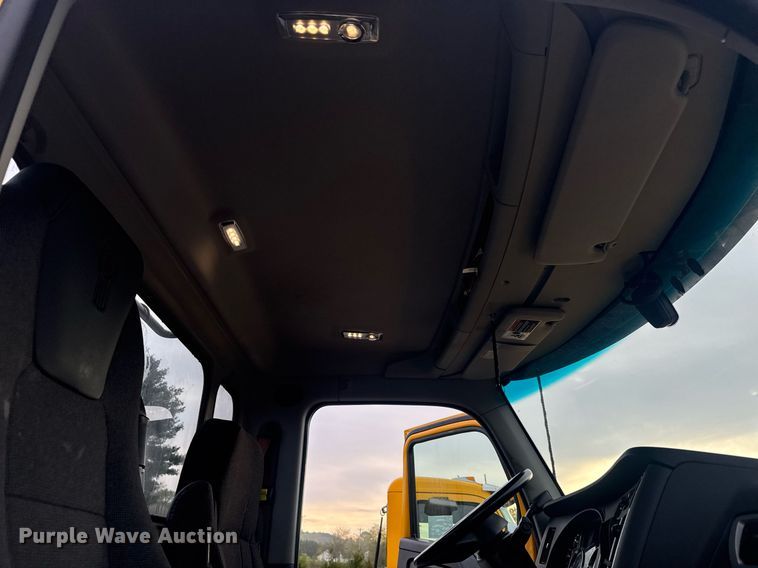 image for item EC3553 2022 Kenworth T680 semi truck