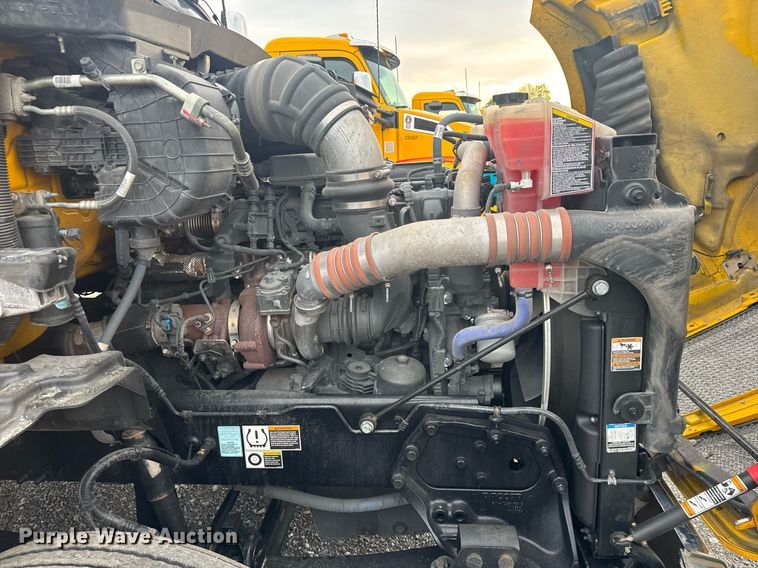 image for item EC3553 2022 Kenworth T680 semi truck