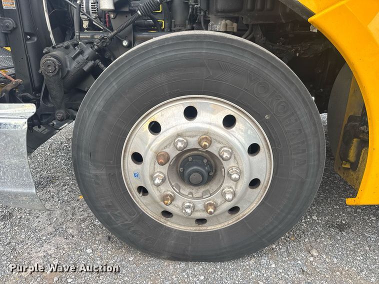 image for item EC3553 2022 Kenworth T680 semi truck