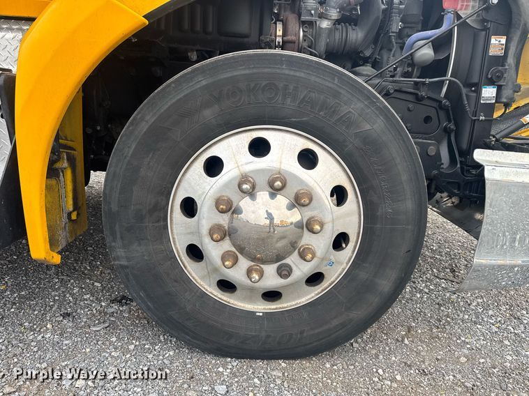 image for item EC3553 2022 Kenworth T680 semi truck