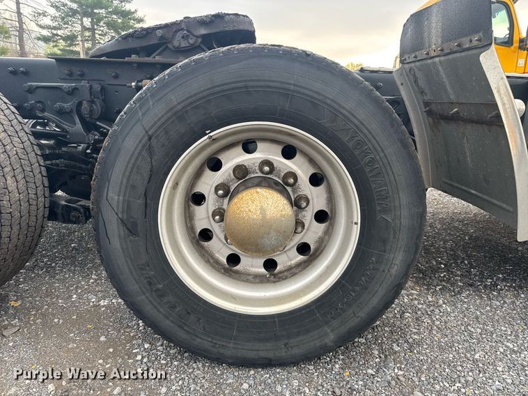 image for item EC3553 2022 Kenworth T680 semi truck