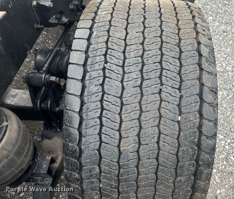 image for item EC3553 2022 Kenworth T680 semi truck