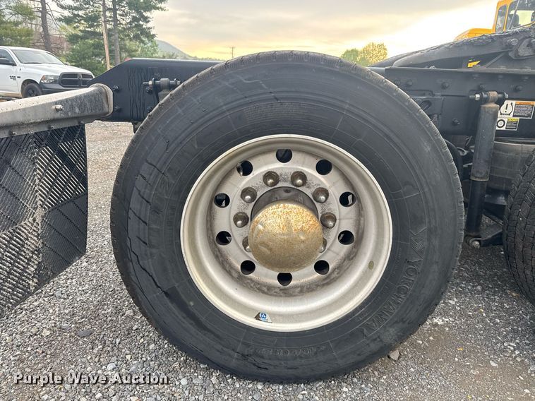 image for item EC3553 2022 Kenworth T680 semi truck