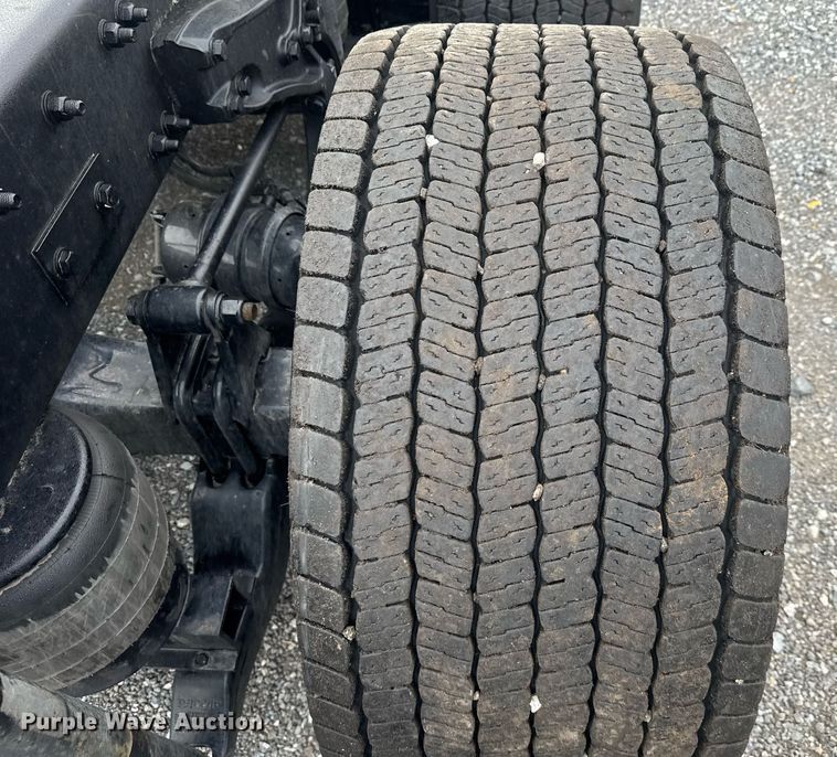 image for item EC3553 2022 Kenworth T680 semi truck