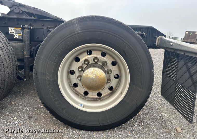 image for item EC3553 2022 Kenworth T680 semi truck