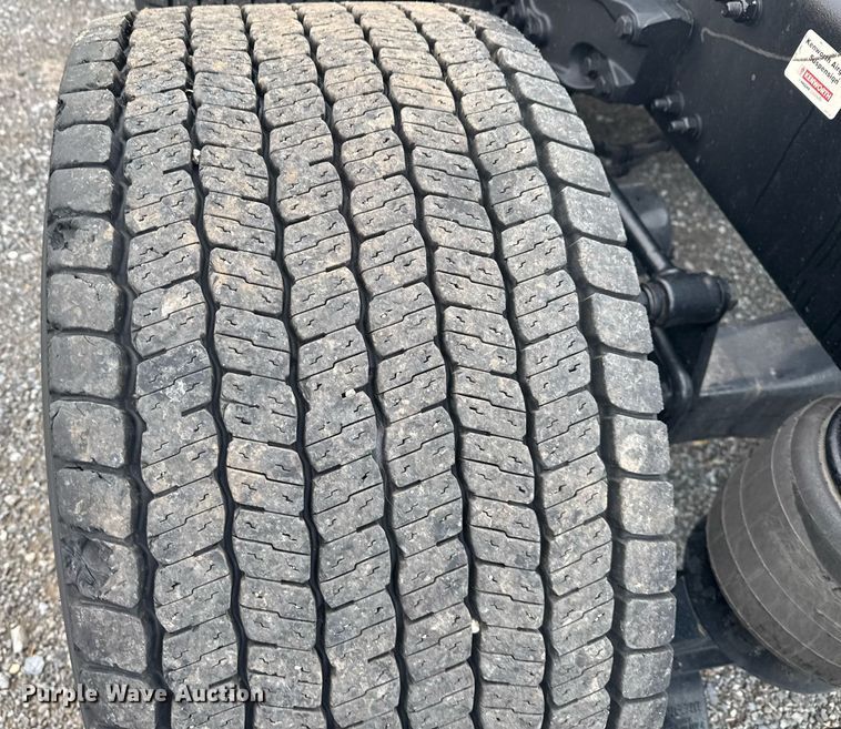 image for item EC3553 2022 Kenworth T680 semi truck