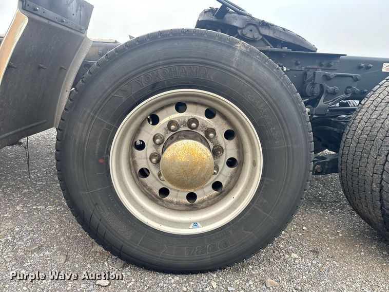 image for item EC3553 2022 Kenworth T680 semi truck