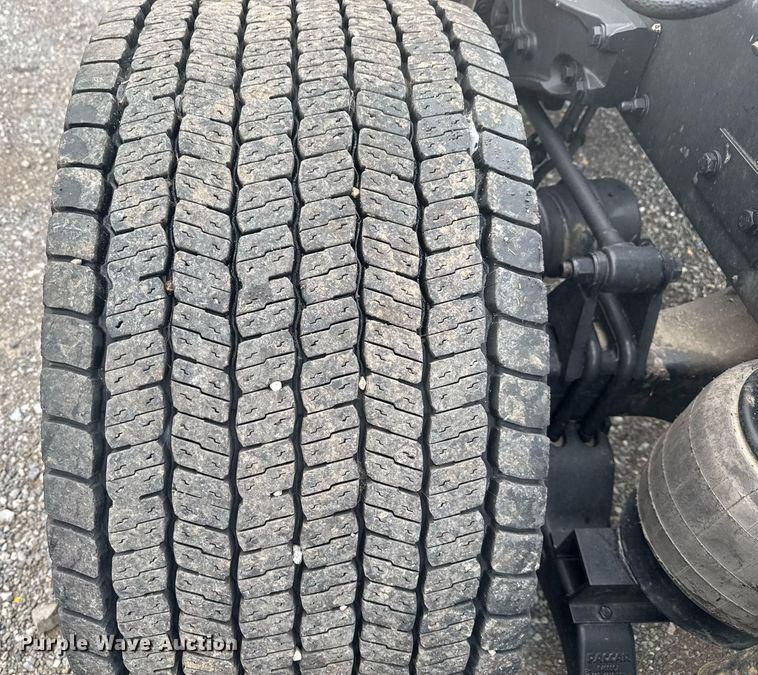 image for item EC3553 2022 Kenworth T680 semi truck