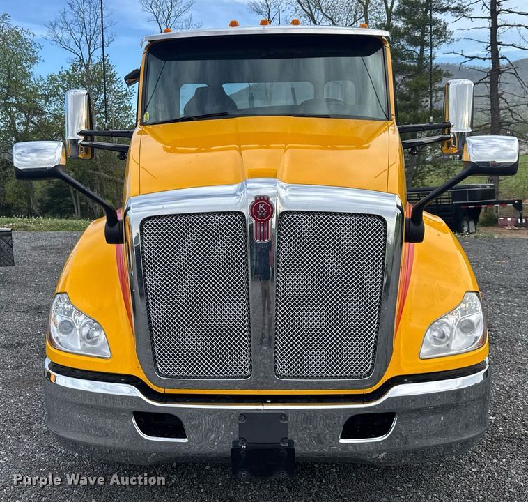 image for item EC3554 2022 Kenworth T680 semi truck