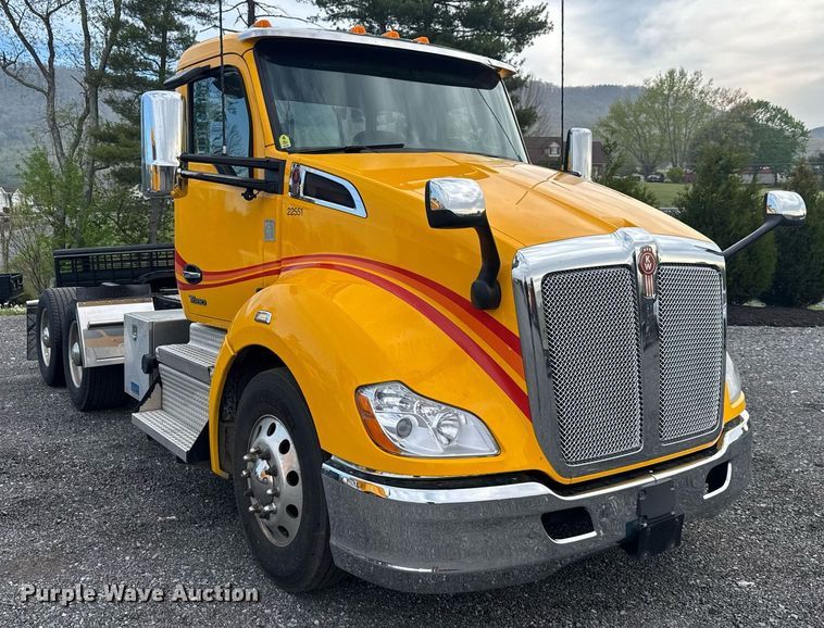 image for item EC3554 2022 Kenworth T680 semi truck