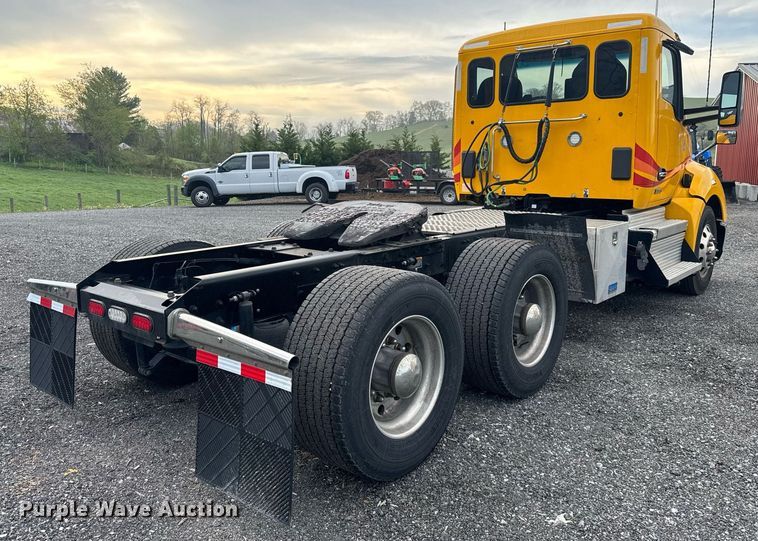 image for item EC3554 2022 Kenworth T680 semi truck