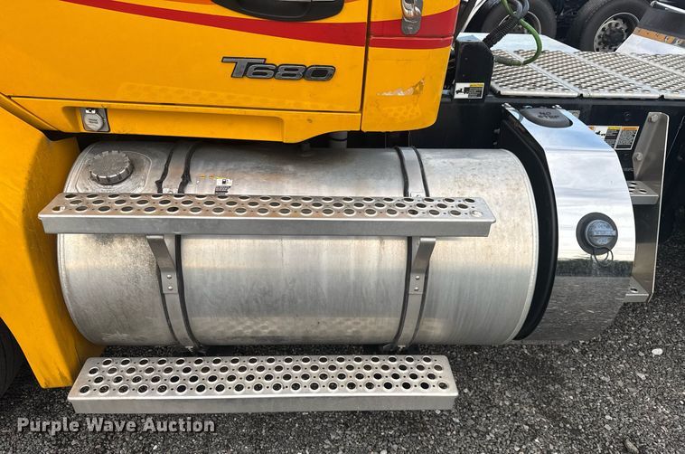 image for item EC3554 2022 Kenworth T680 semi truck