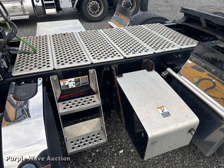 image for item EC3554 2022 Kenworth T680 semi truck