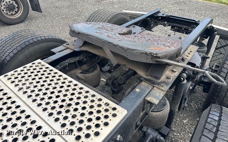 image for item EC3554 2022 Kenworth T680 semi truck