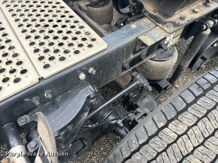 image for item EC3554 2022 Kenworth T680 semi truck