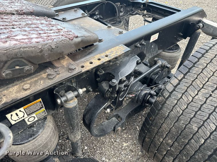 image for item EC3554 2022 Kenworth T680 semi truck