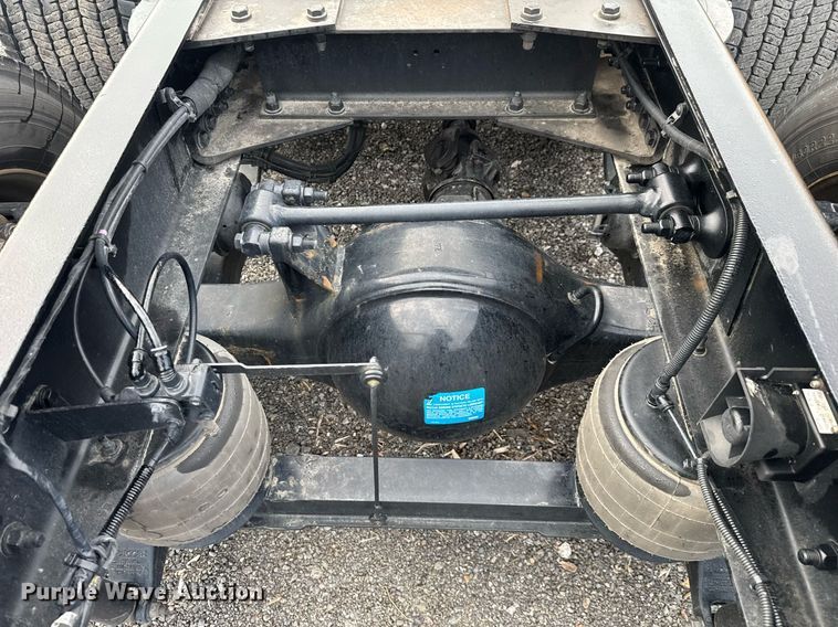 image for item EC3554 2022 Kenworth T680 semi truck