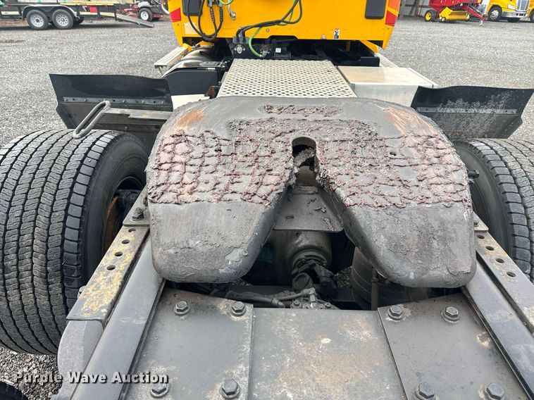 image for item EC3554 2022 Kenworth T680 semi truck