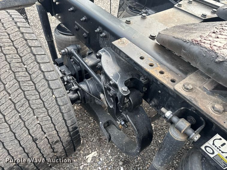 image for item EC3554 2022 Kenworth T680 semi truck