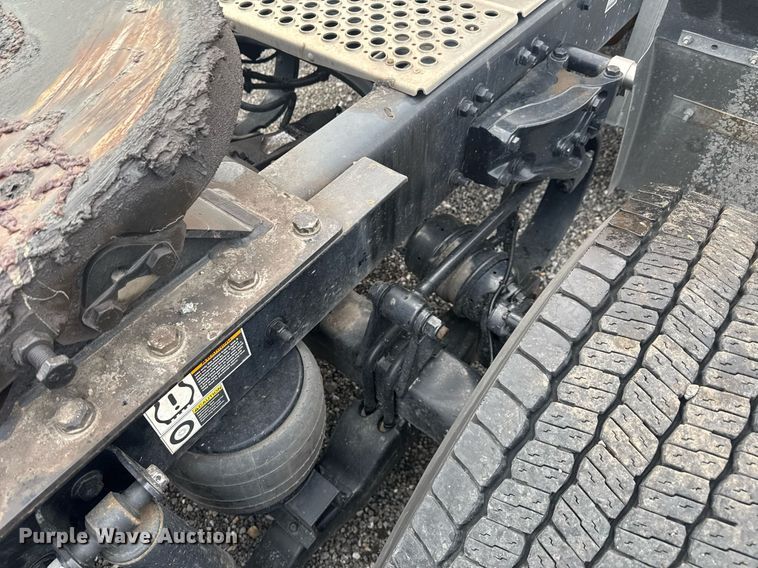 image for item EC3554 2022 Kenworth T680 semi truck