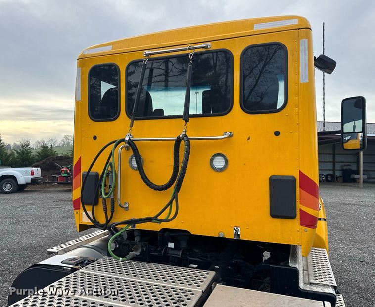 image for item EC3554 2022 Kenworth T680 semi truck