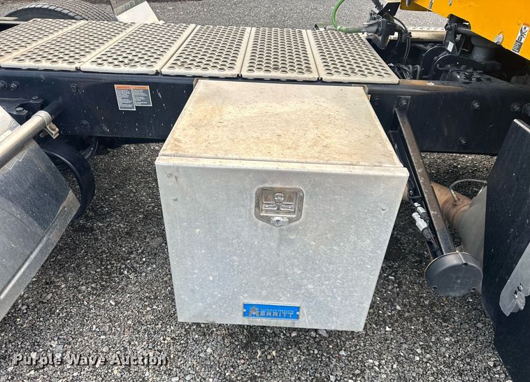 image for item EC3554 2022 Kenworth T680 semi truck