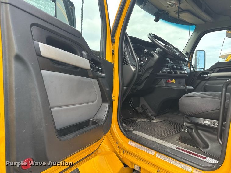 image for item EC3554 2022 Kenworth T680 semi truck