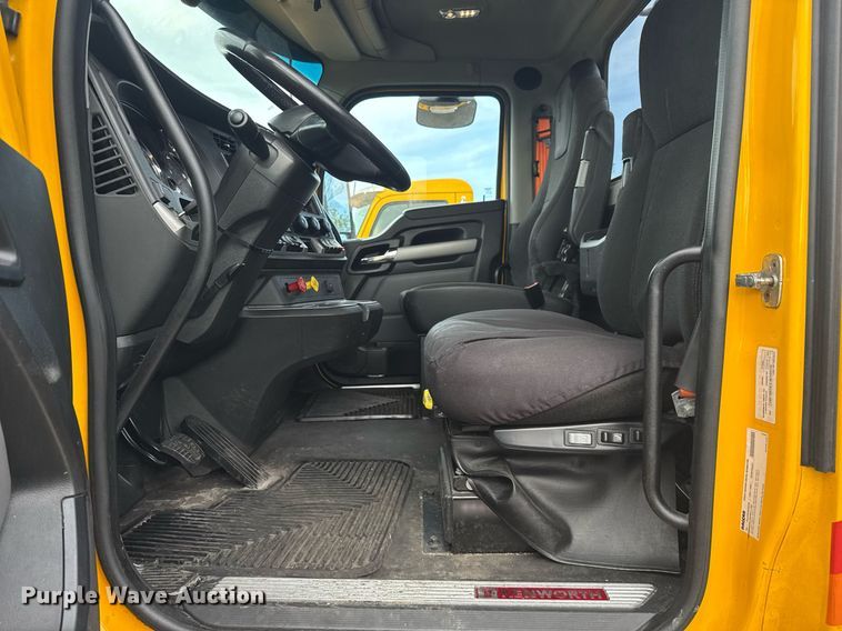 image for item EC3554 2022 Kenworth T680 semi truck