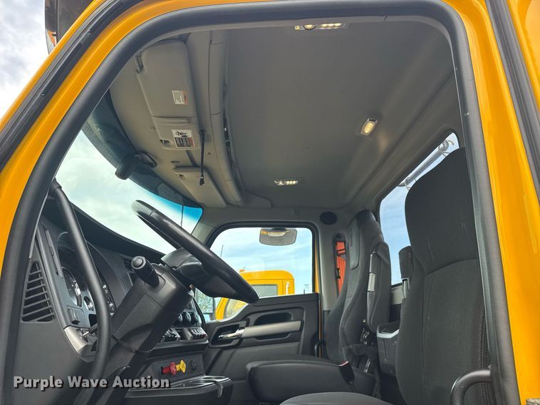 image for item EC3554 2022 Kenworth T680 semi truck