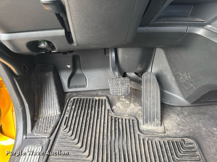 image for item EC3554 2022 Kenworth T680 semi truck