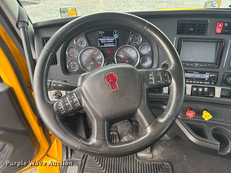 image for item EC3554 2022 Kenworth T680 semi truck