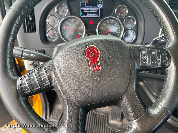 image for item EC3554 2022 Kenworth T680 semi truck