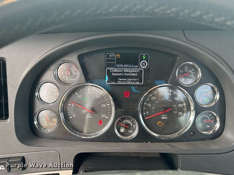 image for item EC3554 2022 Kenworth T680 semi truck