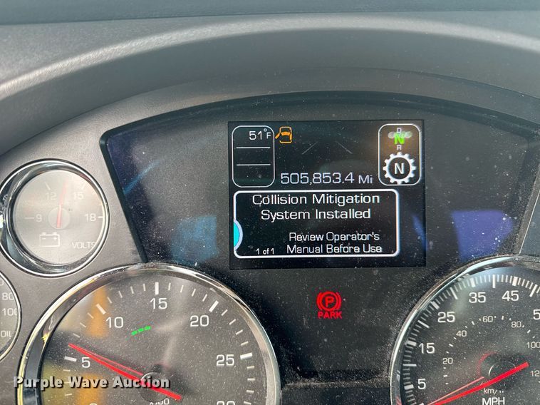 image for item EC3554 2022 Kenworth T680 semi truck