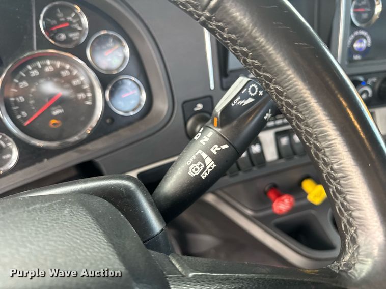 image for item EC3554 2022 Kenworth T680 semi truck