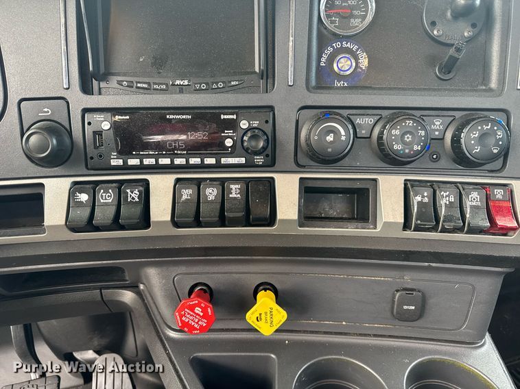 image for item EC3554 2022 Kenworth T680 semi truck