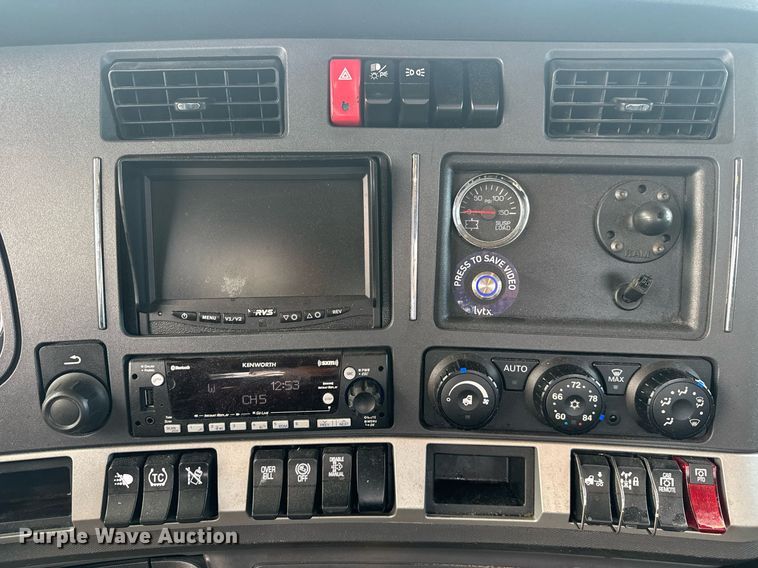 image for item EC3554 2022 Kenworth T680 semi truck