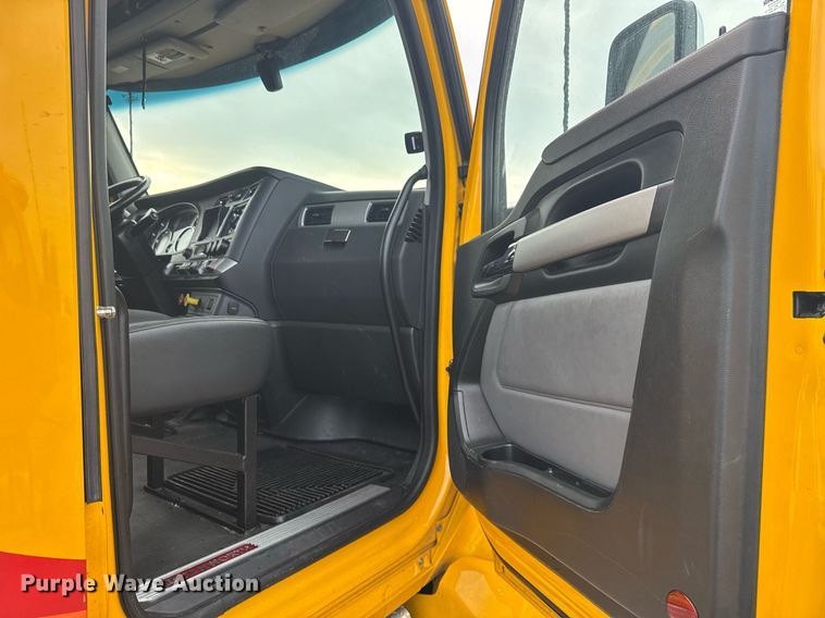 image for item EC3554 2022 Kenworth T680 semi truck