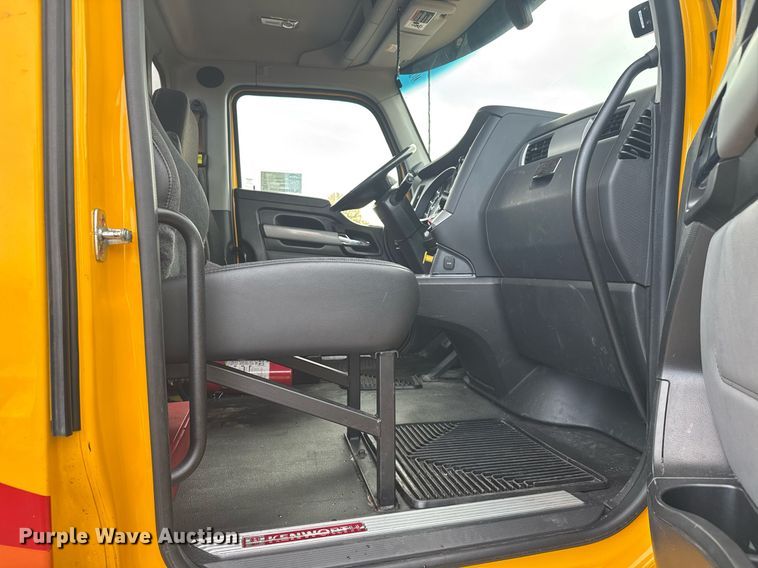 image for item EC3554 2022 Kenworth T680 semi truck