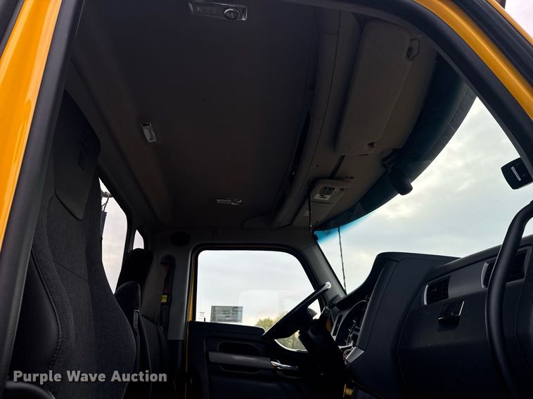 image for item EC3554 2022 Kenworth T680 semi truck