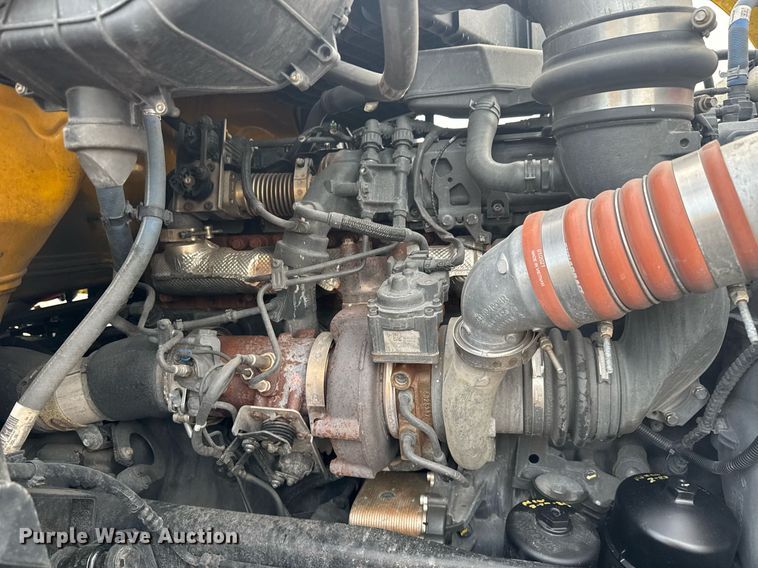 image for item EC3554 2022 Kenworth T680 semi truck