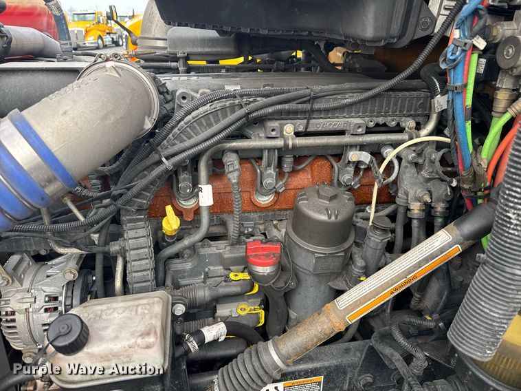 image for item EC3554 2022 Kenworth T680 semi truck