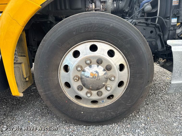 image for item EC3554 2022 Kenworth T680 semi truck