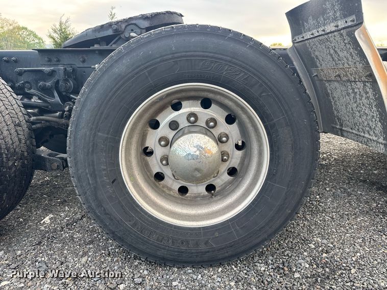 image for item EC3554 2022 Kenworth T680 semi truck