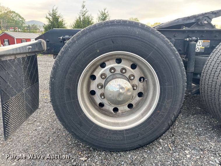 image for item EC3554 2022 Kenworth T680 semi truck