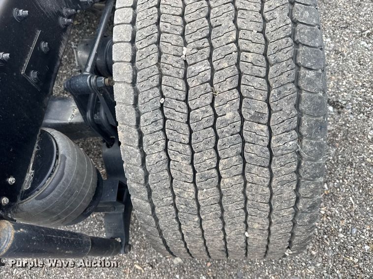 image for item EC3554 2022 Kenworth T680 semi truck